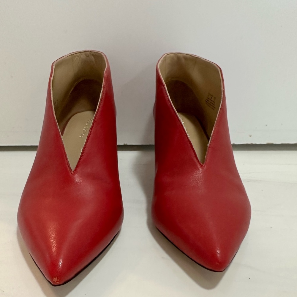 DESIGNER Pour La Victoire leather ankle booties. Size 7.5. red